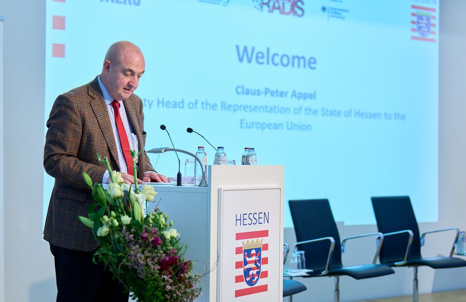 [Translate to english:] Claus-Peter Appel spricht Begrüßungsworte zum 28. Crisis Talk.