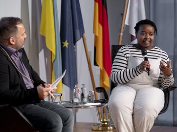 Alexander Goebel und Salima Yenbou © Hessische Landesvertretung/Mélanie Wenger Salima Yenbou spricht auf dem Panel.